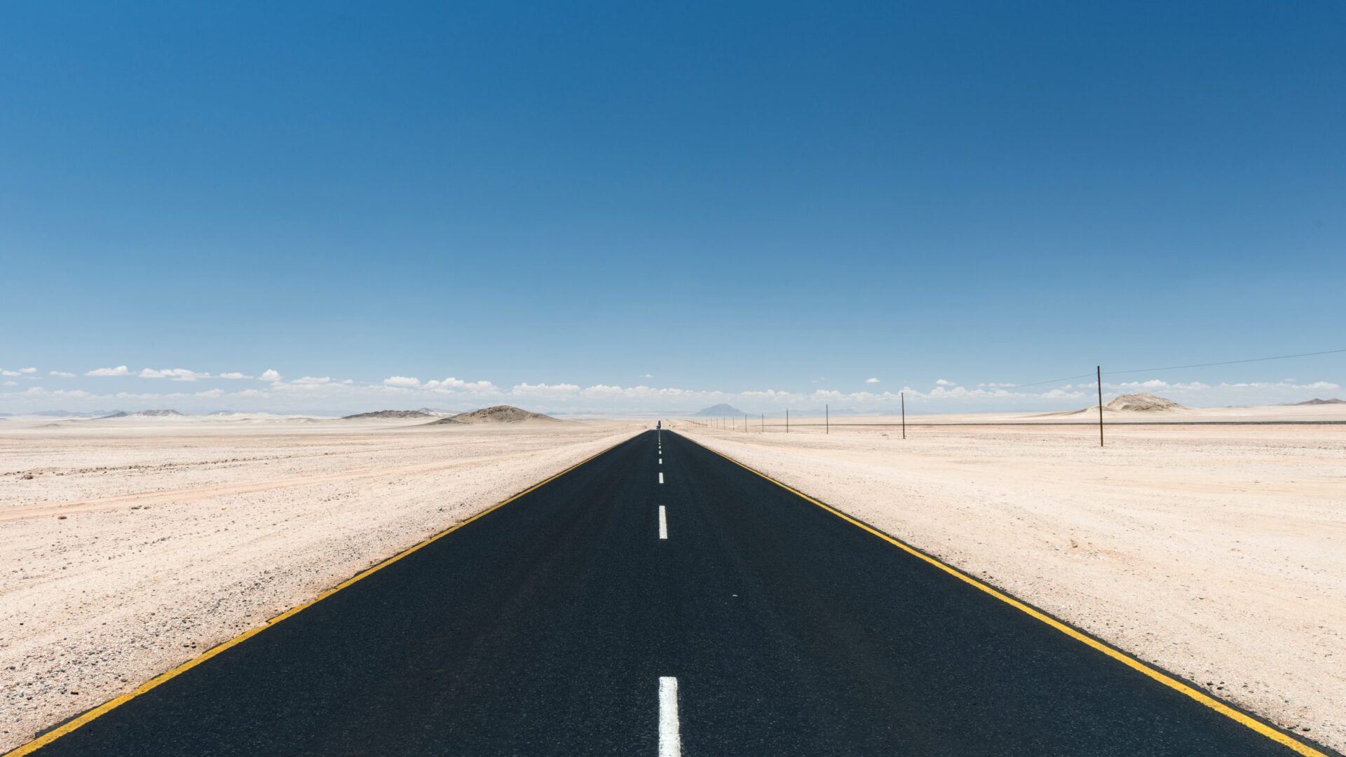 Bild på en väg i öknen under en resa i Namibia