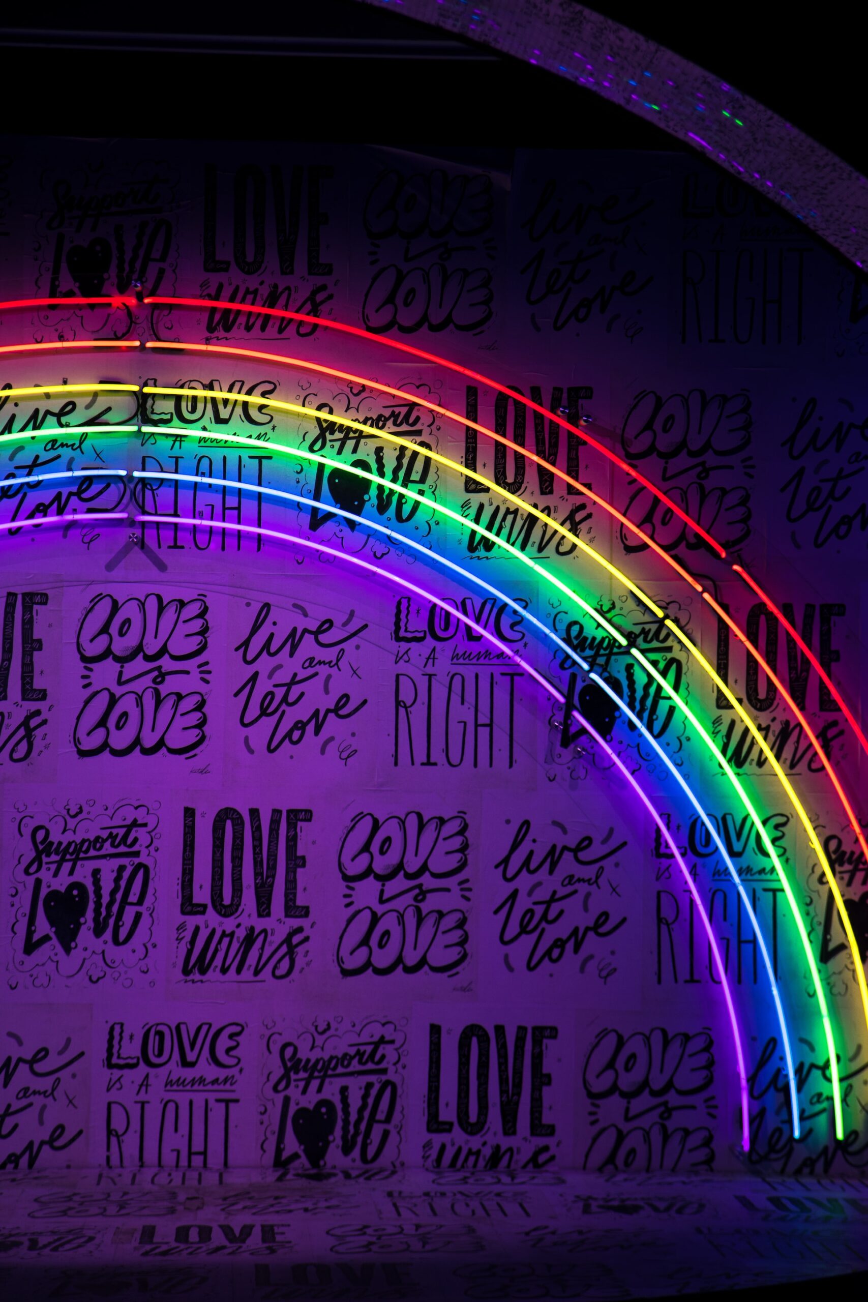 Regnbåge i neon Regnbåde i neon av Jason Leung on Unsplash